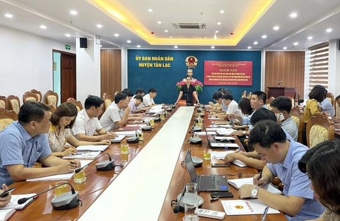 Đoàn giám sát của HĐND tỉnh do Phó Chủ tịch Thường trực HĐND tỉnh Nguyễn Thị Cẩm Phương làm Trưởng đoàn giám sát việc thực hiện các thủ tục về đất đai tại huyện Tân Lạc