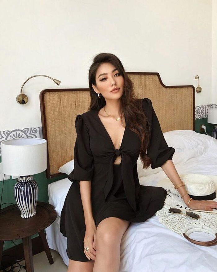  Nàng hậu luôn biết cách biến hóa liên tục trong mỗi set trang phục của mình. 