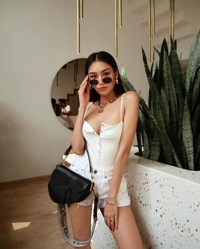  Cô nàng luôn biết cách khai thác thế mạnh vòng 1 bằng những item đơn giản nhưng khoét sâu ở ngực, phối hợp khéo léo cùng quần cạp cao để kéo dài đôi chân. 