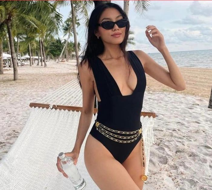  Màu đen là một trong những tông màu ưa thích của mà Rich Kid Thảo Nhi Lê, hiện đại và sang trọng. 