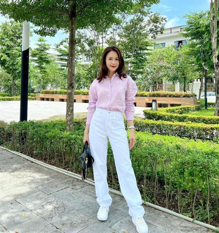  Thêm một cách diện đồ màu pastel chuẩn công sở nữa từ Hồng Diễm. Công thức gồm áo blouse tay bồng + chân váy này ghi trọn điểm thanh lịch, và còn toát lên vẻ ngọt ngào, tươi xinh. 