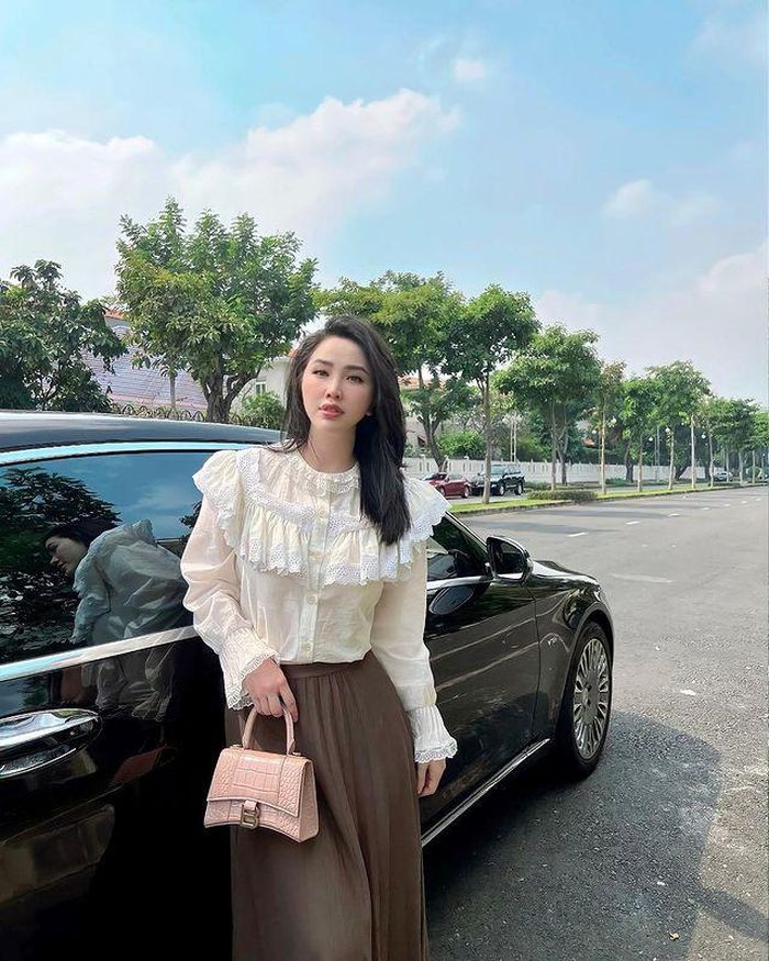  Các nàng công sở mê style bánh bèo hơn có thể ''học lỏm'' ngay outfit này của Bảo Thy. Nữ ca sĩ diện áo blouse với phần cổ bèo nữ tính cùng chân váy dài màu nâu. Sự kết hợp giữa 2 món đồ này sẽ giúp bạn trở nên thanh thoát và điệu đà hơn. 