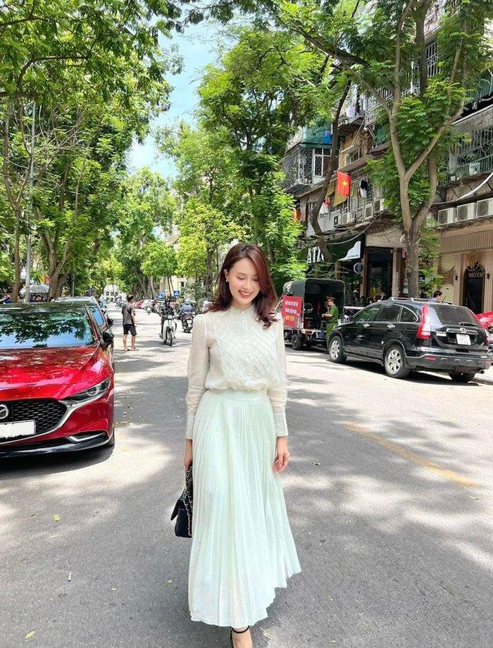  Màu xanh pastel mang đến cảm giác nhẹ nhõm, tươi mát trong những ngày hè nóng nực. Khi kết hợp chân váy xanh pastel với áo blouse trắng, Hồng Diễm đã có được tổng thể trang phục hết sức tinh tế. Đây là công thức hoàn hảo để áp dụng tới công sở, và vẫn mang đến cho người diện vẻ ngoài trẻ trung. 