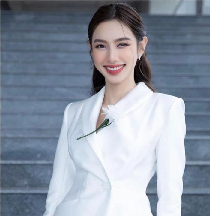  Bộ vest Thùy Tiên mix&amp;match theo phong cách nhẹ nhàng, nữ tính khi tham dự một buổi talkshow tại trường đại học. Người đẹp chọn áo vest màu trắng tinh khôi, có thiết kế ôm sát để tạo cảm giác trẻ trung, thanh lịch. 