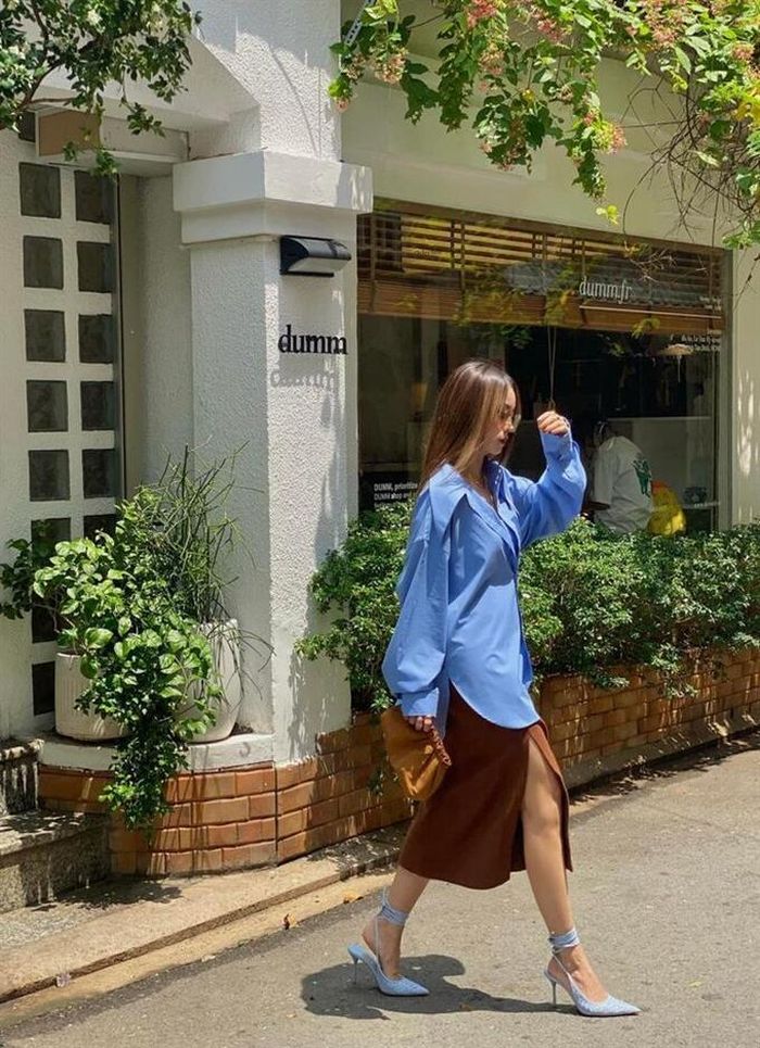  Chỉ cần 1 chiếc áo sơ mi nam dáng rộng phối cùng chân váy xẻ tà và cao gót mũi nhọn có lẽ đã quá đủ để nổi bật kể cả là trên phố hay đi làm. 