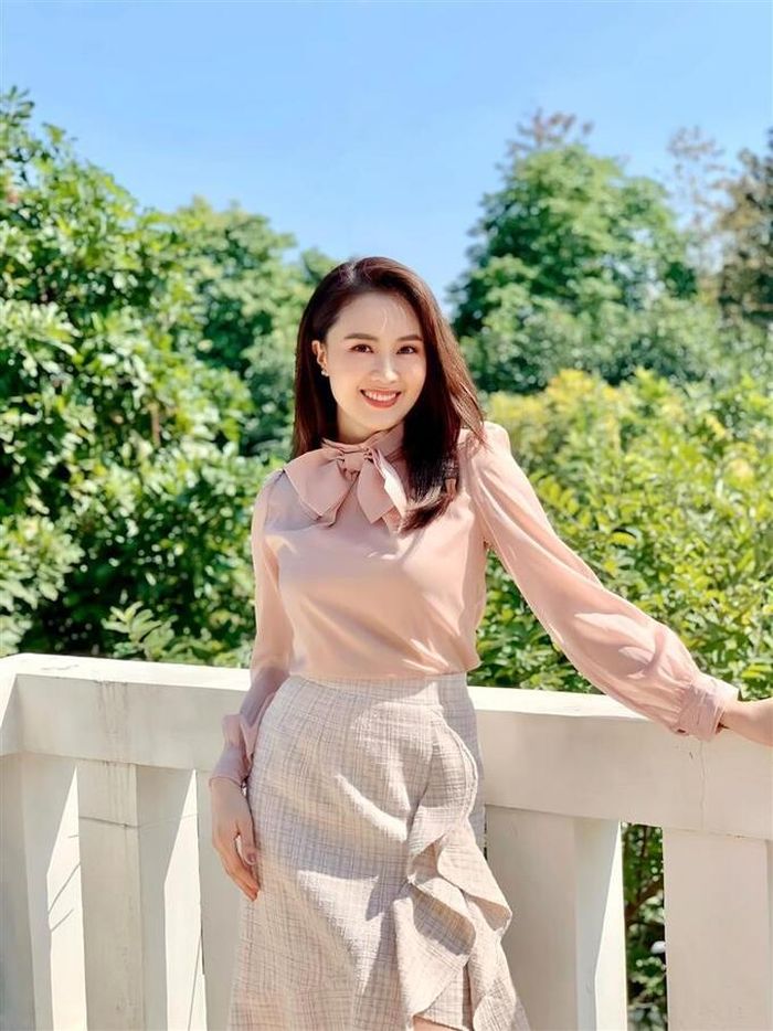  Quần trắng được coi là nửa kia hoàn hảo của áo sơ mi màu pastel, vì giúp cân bằng set đồ, và tăng vẻ sáng sủa, tươi mới cho tổng thể. Hồng Diễm không quên thao tác sơ vin để hack dáng, tăng vẻ chỉn chu. Kết lại outfit, Hồng Diễm đi giày sneaker trắng và vẻ ngoài của cô càng thêm trẻ trung. 