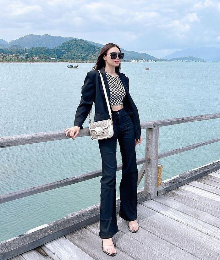  Diện blazer luôn là sự lựa chọn được nhiều sao nữ ưa chuộng vì item này toát lên vẻ quyền lực và cực kỳ có gu. Bạn có thể học ngay Ninh Dương Lan Ngọc cách phối set blazer đen với áo crop top để giúp outfit đi làm thêm năng động, trẻ trung và hút mắt. 
