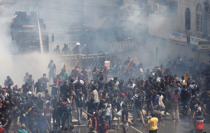  Đám đông giận dữ xông vào dinh tổng thống Sri Lanka. Ảnh: Reuters. 