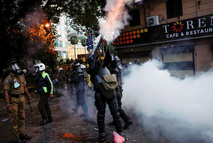  Cảnh sát cố gắng kiểm soát đám đông biểu tình ở thủ đô Colombo, Sri Lanka. Ảnh: Reuters. 