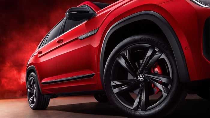  Trong khi cấu hình của chiếc SUV hầu như không thay đổi và giống với Atlas Cross Sport tại thị trường Bắc Mỹ, những cập nhật trực quan ở phía trước khá đáng kể, giúp phiên bản Trung Quốc nổi bật hơn. Chiếc crossover nhận được lưới tản nhiệt bóng bẩy và đèn pha kép phía trên hốc hút gió dưới cùng được tinh chỉnh. Lưới tản nhiệt tích hợp thanh chiếu sáng và kết nối với đèn pha LED ma trận được thiết kế lại, logo Volkswagen từ đó cũng phát sáng. Các chi tiết màu đen bóng cũng xuất hiện trên cửa kính, nóc xe và cửa xe. Ngoài ra, mâm xe cũng được sơn đen và tương phản với kẹp phanh màu đỏ. 