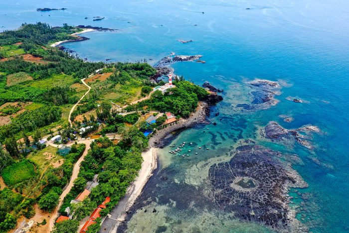  Xung quanh mũi Ba Làng An, hòn Nhàn, Bàn Than (vùng biển Bình Châu) vẫn còn nhiều dấu tích lịch sử của hoạt động phun trào và kiến tạo vùng trầm tích núi lửa đặc trưng ở Việt Nam. 
