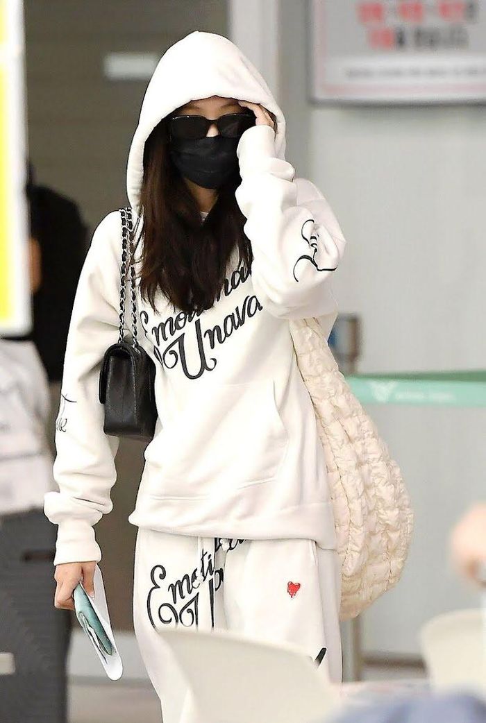 Jennie diện trang phục đơn giản kết hợp với túi đeo chéo chần bông. Ảnh: Jennie, Koreaboo.