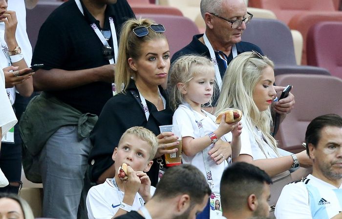  Tuy nhiên, Rebecca luôn thể hiện sự ủng hộ của mình trong sự nghiệp của chồng. Cô cũng đi cùng anh đến Wembley bất cứ khi nào đội tuyển quốc gia Anh thi đấu ở đó. 