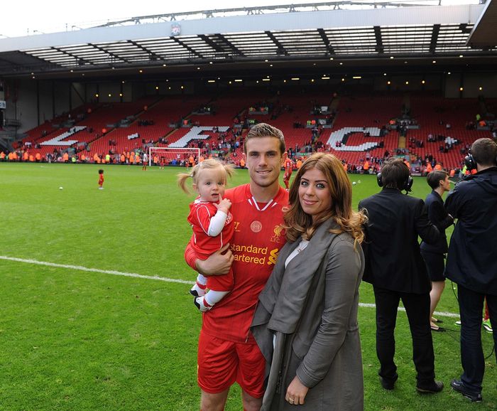  Dù không được giới chuyên môn đánh giá quá cao về tài năng, không thể phủ nhận Jordan Henderson là đội trường thành công nhất của Liverpool. Và người đứng sau làm hậu phương vững chắc cho Jordan đạt những thành tựu đó không ai khác chính là Rebecca. 