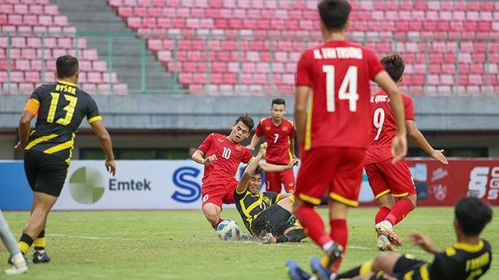Đội trưởng Văn Khang bị U19 Malaysia phong tỏa toàn diện. Ảnh: VFF