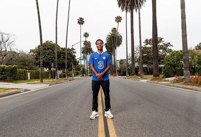 Raheem Sterling - bản hợp đồng trị giá 47,5 triệu bảng của Chelsea, đã đến Stamford Bridge với hợp đồng thời hạn 5 năm.