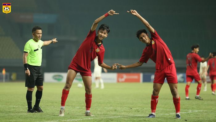 U19 Lào nhận thưởng lớn