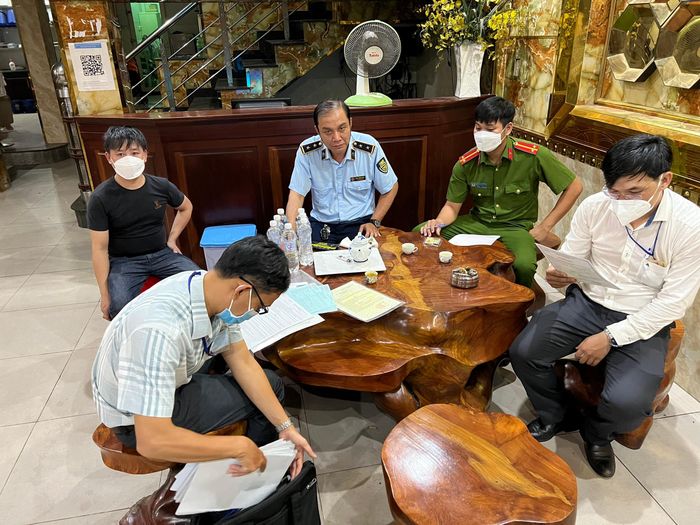 Đoàn kiểm tra liên ngành TP Dĩ An lập biên bản xử ohatj cơ sở kinh doanh có điều kiện vi phạm quy định