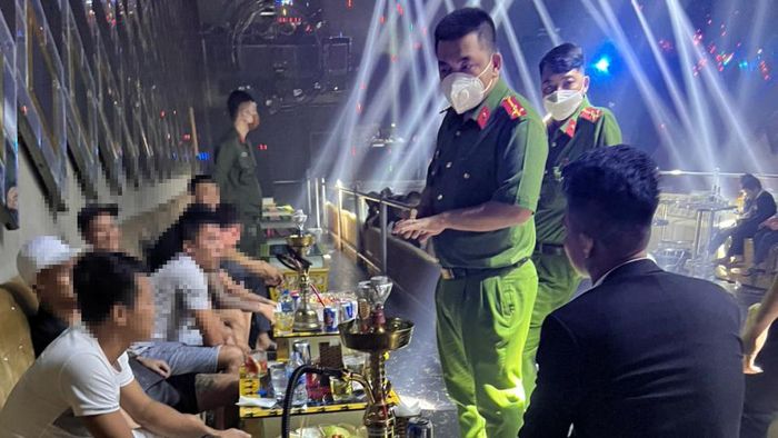 Lực lượng chức năng TP Dĩ An kiểm tra một cơ sở Karaoke có dấu hiệu vi phạm