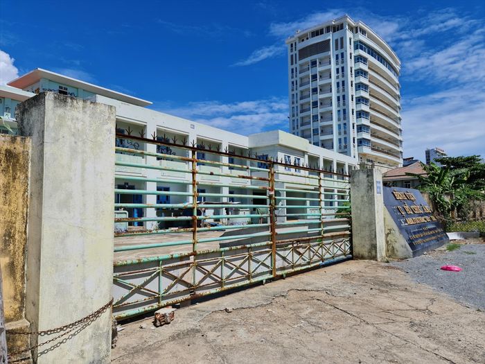 Khuôn viên Bệnh viện Phục hồi chức năng TP Đà Nẵng sau khi di dời bỏ hoang gây lãng phí, mất mĩ quan đô thị - Ảnh: Nguyễn Thành