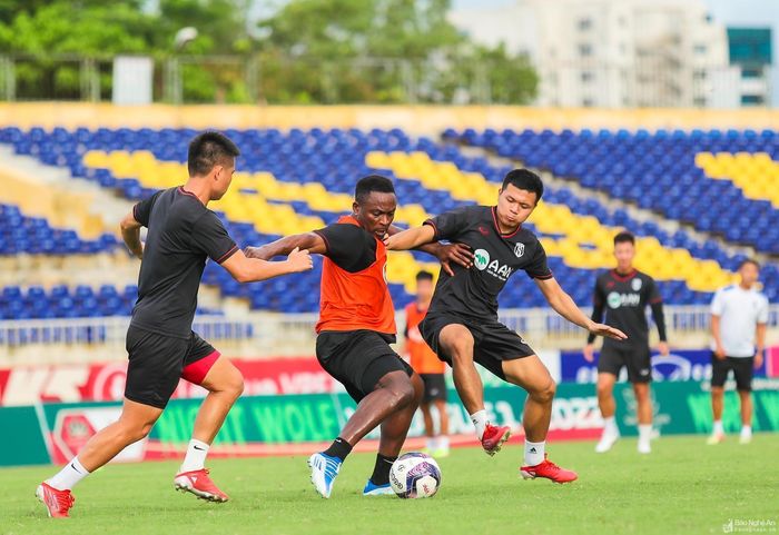 Hàng công của SLNA đã trình diễn lối chơi đầy biến hóa ở vòng đấu vừa qua. Ảnh: Đức Anh
