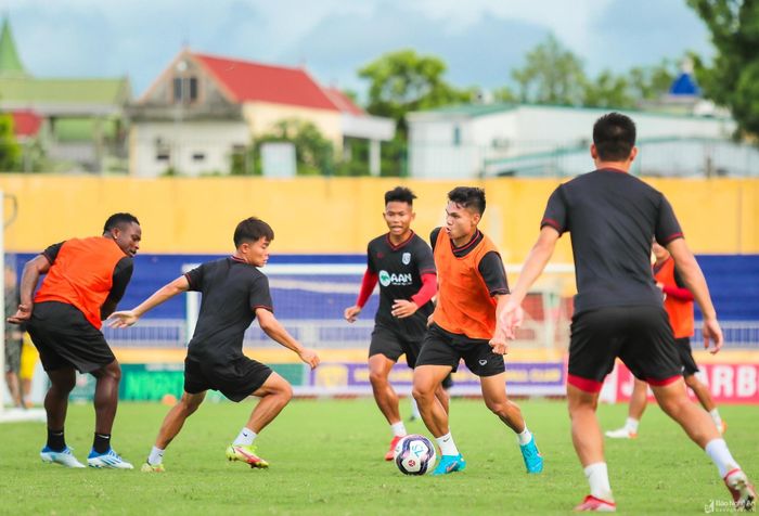 Xuân Mạnh đang tạo được niềm tin cho BHL và người hâm mộ khi anh được đưa về chơi ở vị trí tiền vệ phòng ngự. Ảnh: Đức Anh