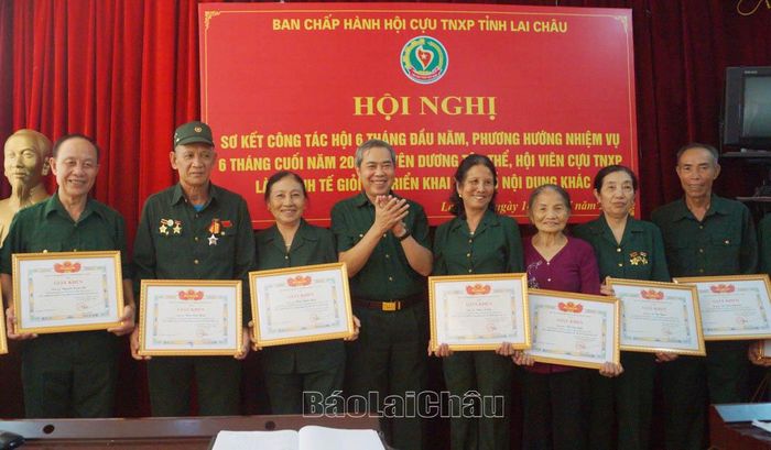 Đại diện lãnh đạo Hội cựu TNXP tỉnh tặng Giấy khen cho các cá nhân tiêu biểu làm kinh tế giỏi.