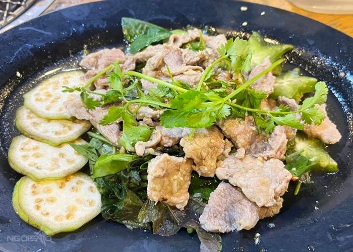 Gỏi bò tơ rau rừng.