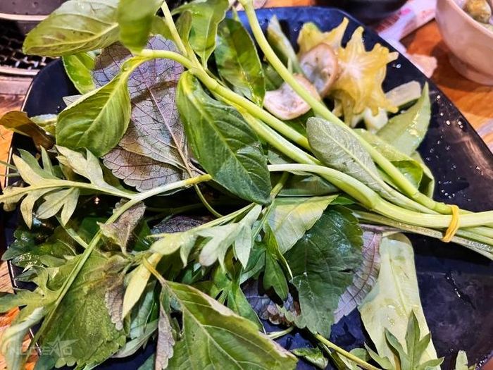 Rau rừng ăn kèm thịt bò.