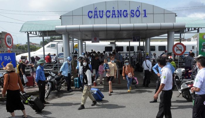 Các tàu ra đảo Kiên Hải, Phú Quốc hoạt động trở lại bình thường. Ảnh: Lê Sen - TTXVN