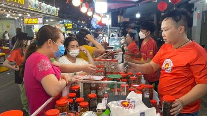 Du khách tham quan chợ đêm Phú Quốc. Ảnh: QUỐC BÌNH