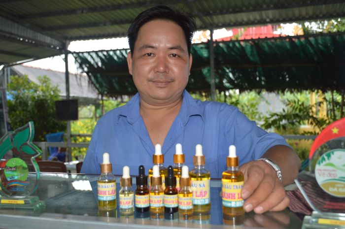 Anh nông dân đam mê nghiên cứu làm tinh dầu tràm.
