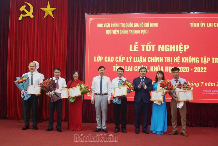 Đồng chí Lê Văn Lương - Phó Bí thư Thường trực Tỉnh ủy; Tiến sĩ Vũ Văn Hậu - Phó Giám đốc Học viện Chính trị khu vực I trao giấy khen cho các học viên tiêu biểu.
