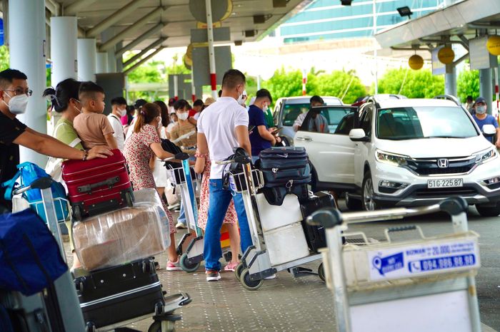  Tương tự cảnh đông đúc bên trong các nhà ga, khu vực đón taxi, xe nhà đón người thân bên ngoài, làn B cũng tấp nập khách đẩy hành lý. 