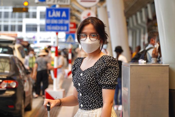  Chị Hân (ngụ quận Phú Nhuận) cho biết không cảnh chậm chuyến trong cả hai lần bay đi và về. "Tuy nhiên do khách đông nên việc lấy hành lý khá mất thời gian. Về góp ý, tôi mong các hãng bay có thể mở thêm nhiều làn làm thủ tục để thuận tiện hơn cho người dân", chị Hân nói. 