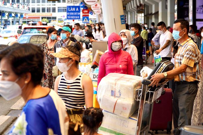  Đại diện Cảng vụ hàng không miền Nam cho biết tổng lượng khách qua sân bay Tân Sơn Nhất hôm nay đạt hơn 123.000 lượt. Con số cao hơn cao điểm trước dịch 2019 là 119.000 lượt. 