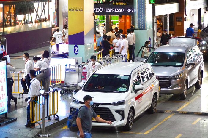  Bên cạnh đó, khu vực đón taxi truyền thống - cạnh nhà giữ xe TCP của sân bay không ghi nhận quá tải như các đợt cao điểm. Hành khách cho biết dễ bắt chuyến và giá không chênh lệch nhiều. 