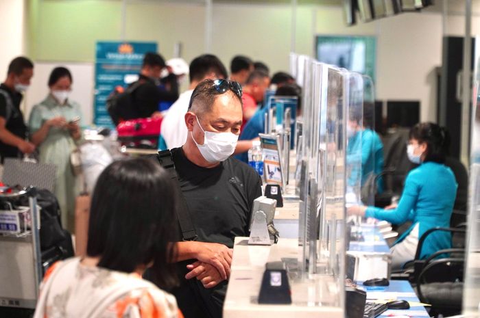  Tình trạng đông đúc diễn ra tại hầu hết hãng bay Vietnam Airlines, Vietjet Air, Pacific Airlines, Bamboo... Trong ảnh, người dân chờ làm thủ tục tại sảnh Vietnam Airlines. 