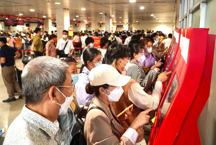  Ngoài những hành khách check-in online tại nhà, 13 máy check-in tại sảnh Vietjet cũng trong tình trạng chật kín khách sử dụng. 