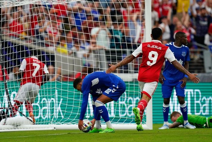Không chỉ biết ghi bàn, Jesus còn dẫn dắt hàng công Arsenal và tạo ra nhiều cơ hội cho đồng đội. 3 phút sau bàn mở tỷ số, tân binh Arsenal có pha xử lý khéo léo rồi vẩy má ngoài căng ngang cho Saka đệm bóng nâng tỷ số lên 2-0 cho "Pháo thủ".