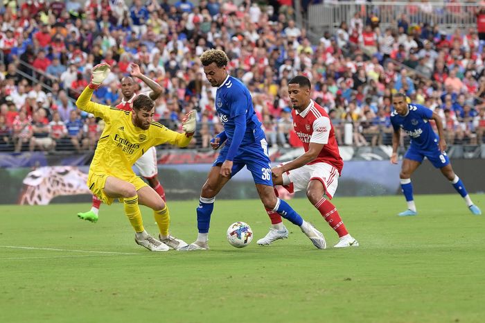 Saliba được cho là muốn rời Arsenal để kiếm suất đá chính nhưng ban lãnh đạo đội bóng thành London thuyết phục thành công cầu thủ ở lại sân Emirates mùa tới. Bên cạnh đó, Marseille, CLB Saliba khoác áo mùa trước, cũng không đủ tiền mua đứt cầu thủ.