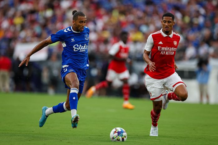 Ở trận giao hữu với Everton, HLV Arteta cũng để William Saliba đá chính từ đầu. Trung vệ người Pháp trở thành chủ đề bàn tán của người hâm mộ "Pháo thủ" sau khi chơi ấn tượng tại Ligue 1 mùa trước. Cầu thủ 21 tuổi được đánh giá là một trong những trung vệ hay nhất của bóng đá Pháp hiện tại.