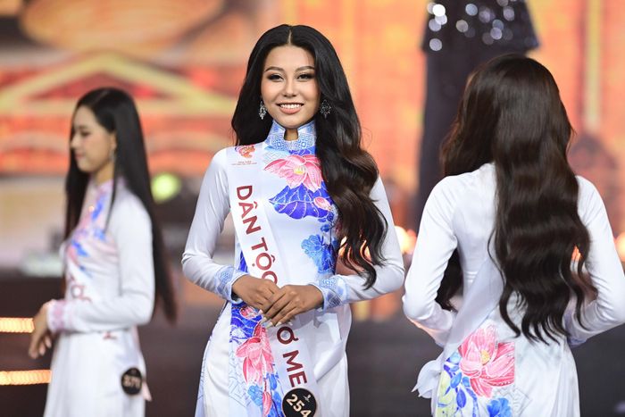  Thạch Thu Thảo trình diễn áo dài trong chung kết Hoa hậu các Dân tộc Việt Nam. Ảnh: Phương Lâm. 