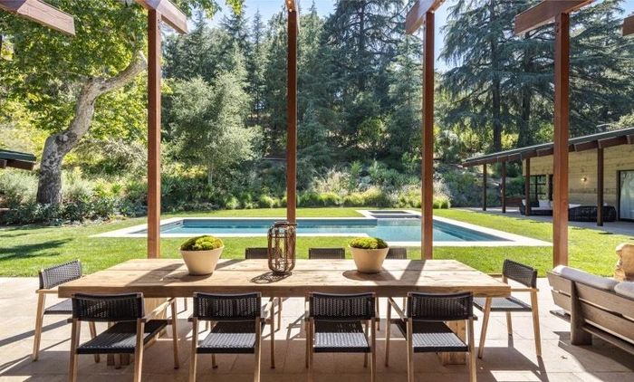 Nằm trên khu đất rộng hơn 12.000 m2, dinh thự có không gian rộng mở, các gian nhà được kết hợp hài hòa với bê tông, gỗ và kính. Bao quanh là sân cùng hồ bơi và spa. Ảnh: Tyler Hogan.