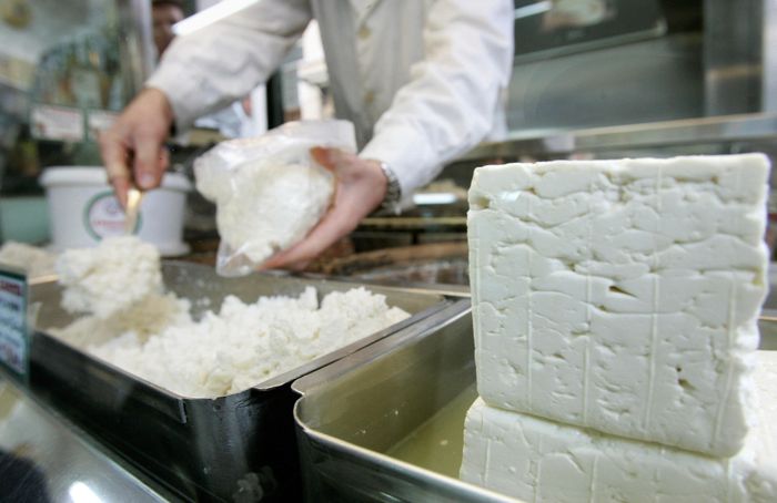 Hy Lạp rất tự hào về feta, tuyên bố rằng loại phô mai này là một phần di sản văn hóa quốc gia. Ảnh: Reuters.