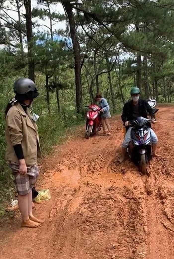 Mới đây, một nhóm bạn 4 người đã quyết định dùng xe máy để di chuyển ở Đà Lạt dưới sự chỉ đường của “chị Google”. Song không hiểu xem hướng dẫn thế nào, những người này lại đi thẳng vào một con đường đầy bùn đất.