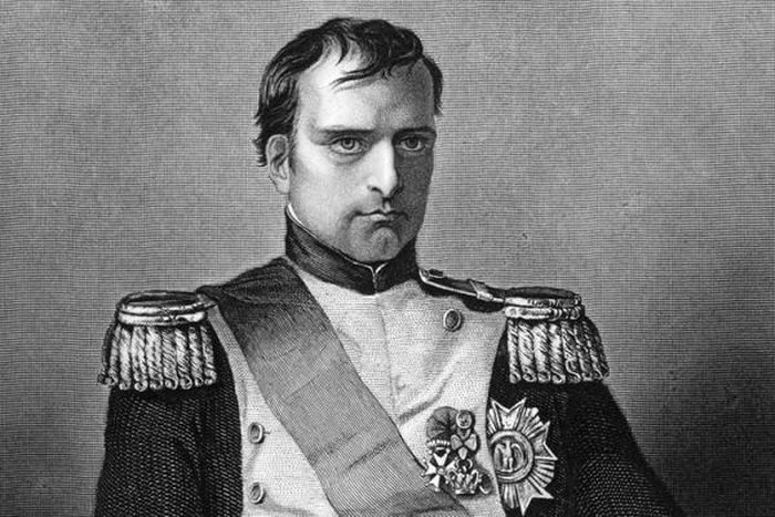 Hoàng đế Napoleon thỉnh thoảng mặc quần áo của người nghèo và đi bộ khắp đường phố Paris để hỏi mọi người về ông. Với cách này, nhà cầm quân Napoleon có thể đánh giá được mức độ nổi tiếng của mình trong dân chúng.