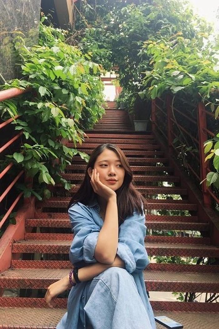 Trên mạng xã hội, Hoa Đan thể hiện đời sống sôi nổi, giàu năng lượng tích cực. Cô thích để mặt mộc hoặc trang điểm nhẹ trong các bức ảnh đời thường. Đôi lúc, cô đăng vài tấm hình tự "dìm hàng" bản thân. Cô có thiên hướng sống gần thiên nhiên, thích đi phượt bằng xe máy.