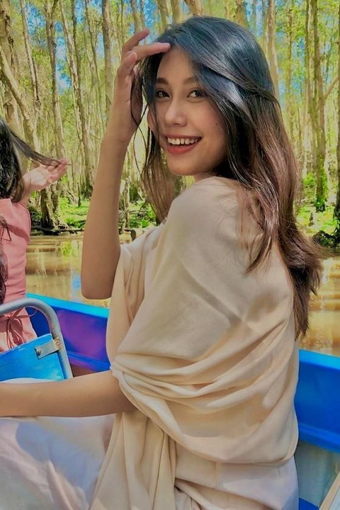 Người đẹp được đặt biệt danh "bản sao Thanh Hằng" vì gương mặt giống siêu mẫu. Trải qua tuổi thơ cơ cực vì gia cảnh khó khăn, Thạch Thu Thảo ngày bé phải đi bộ nhiều cây số đến trường và sau này có ý định nghỉ học, kiếm tiền phụ giúp gia đình. Nhưng với sự động viên của bố mẹ, cô hoàn thành phổ thông và thi vào ngôi trường mình yêu thích.