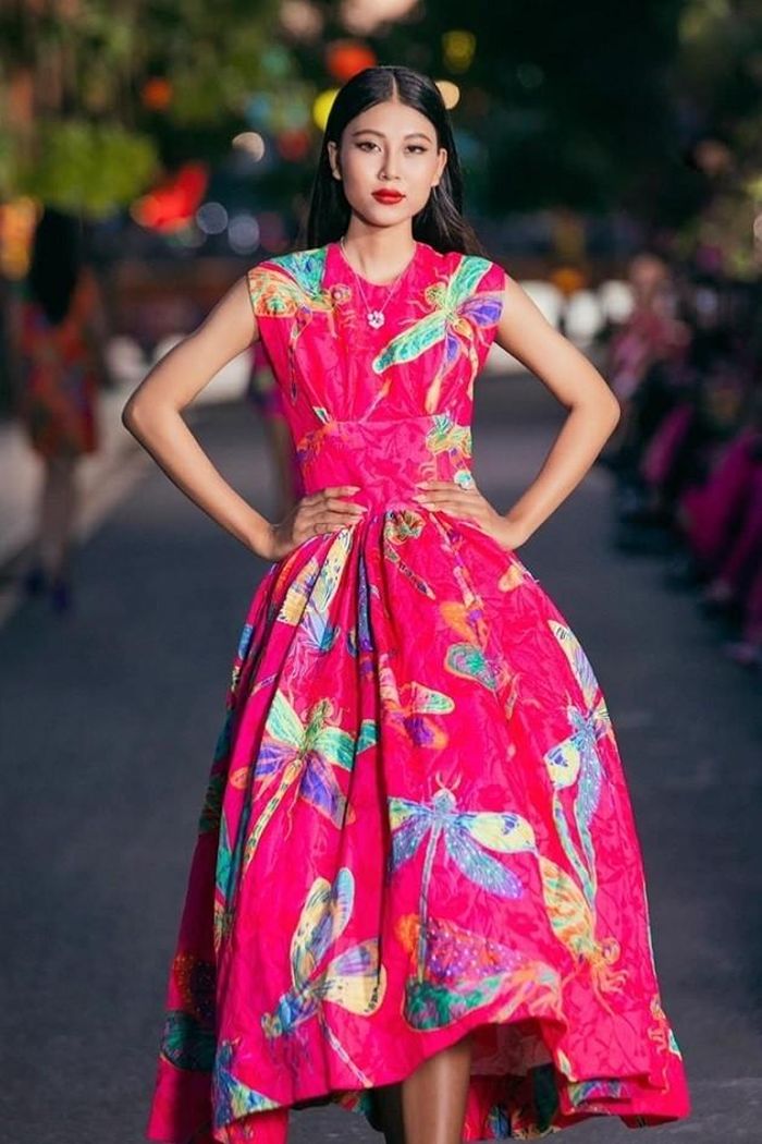 Thạch Thu Thảo trình diễn trong show thời trang của thương hiệu Vũ Ngọc &amp; Son tại Hội An.